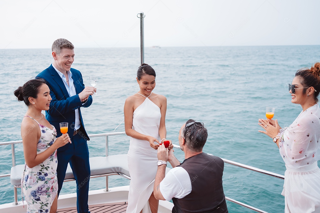 Homem pedindo mulher em casamento no iate de luxo