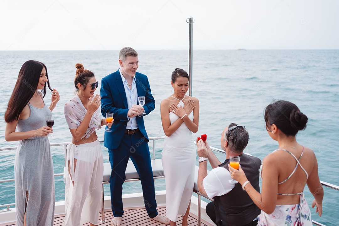 Homem pedindo mulher em casamento no iate de luxo