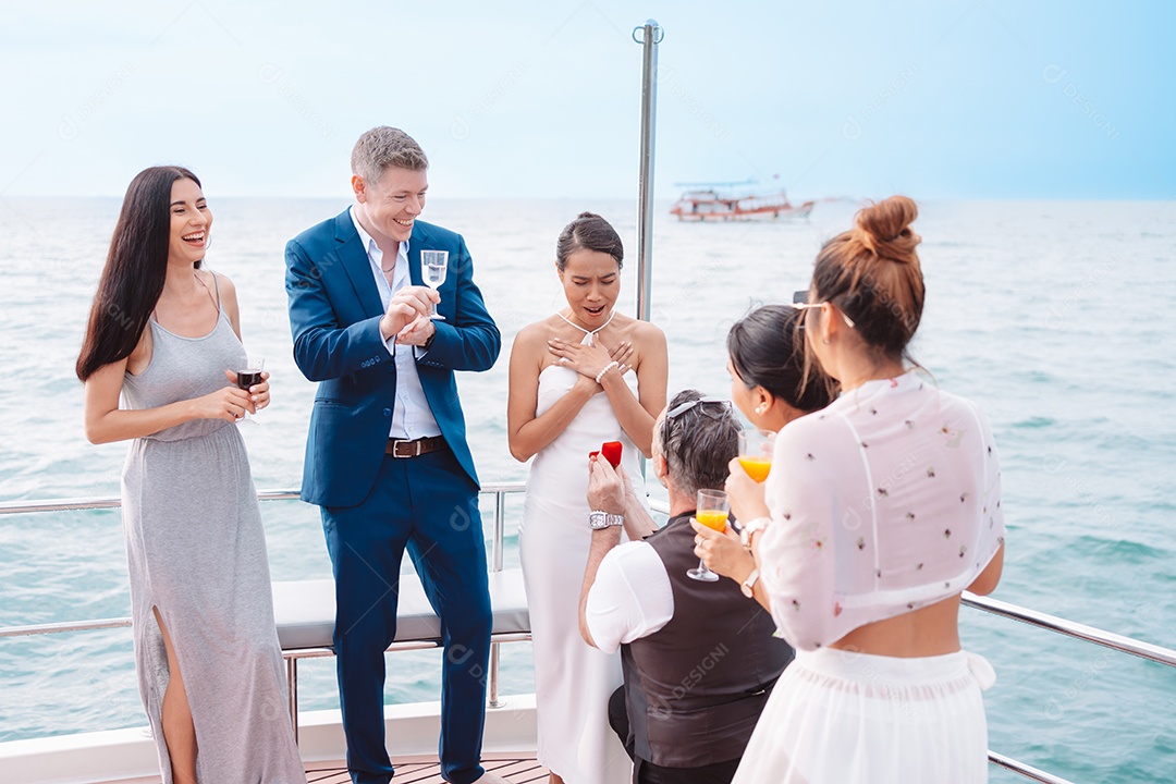 Homem pedindo mulher em casamento no iate de luxo