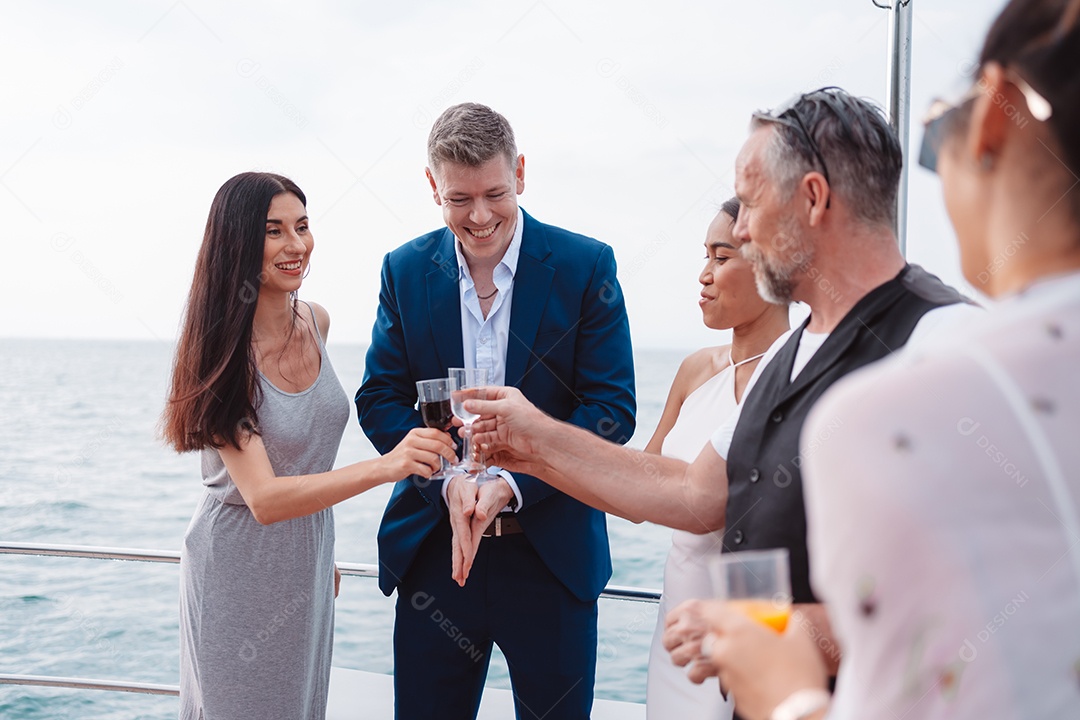 Homem pedindo mulher em casamento no iate de luxo