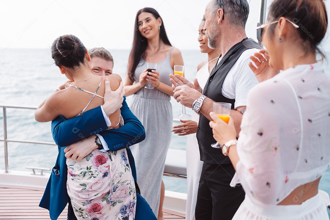 Homem pedindo mulher em casamento no iate de luxo