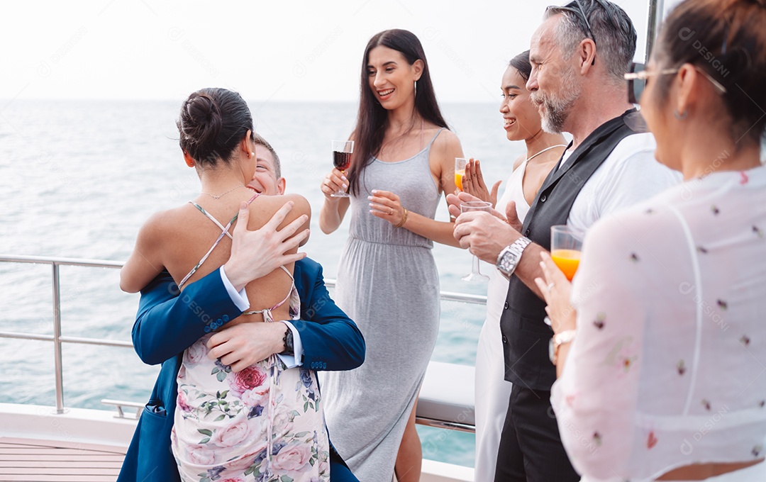 Homem pedindo mulher em casamento no iate de luxo