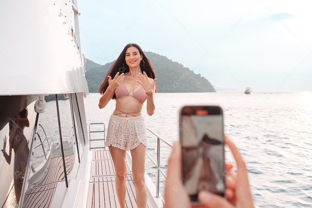 Duas belas amigas no iate de luxo. Se divertindo juntos e aproveitando o sol, mulher feliz verão viaja no mar.