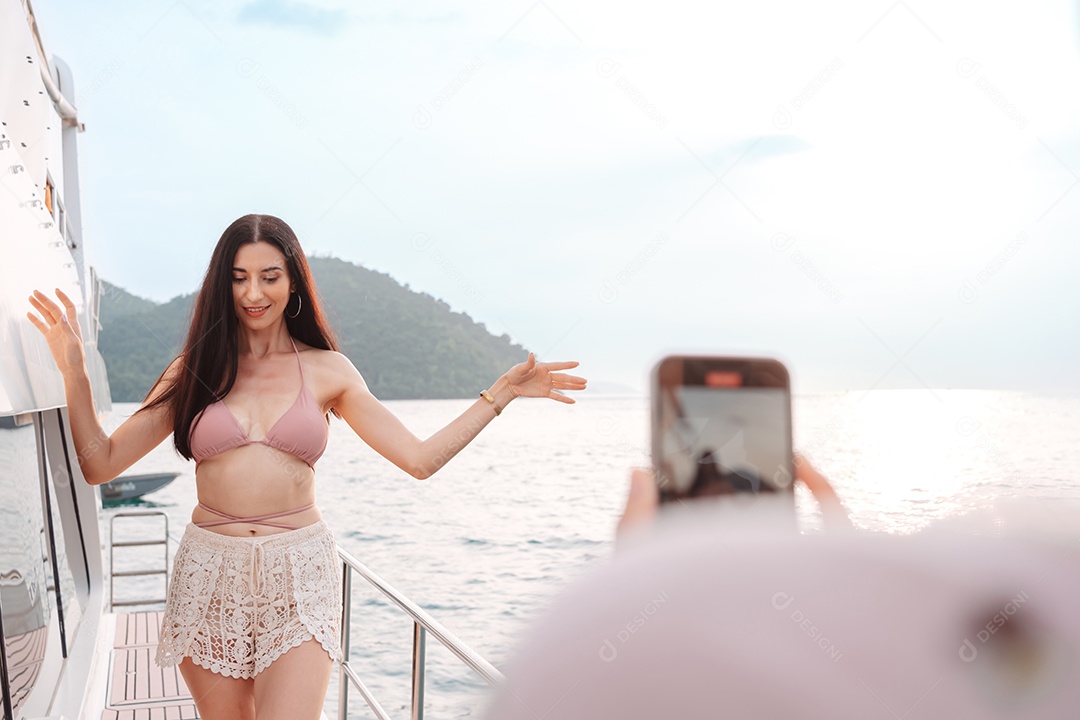 Duas belas amigas no iate de luxo. Se divertindo juntos e aproveitando o sol, mulher feliz verão viaja no mar.