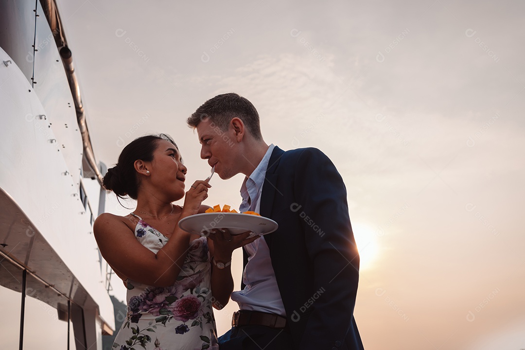 Casal romântico abraçando juntos, homem e mulher desfrutando de lua de mel em iate de luxo.