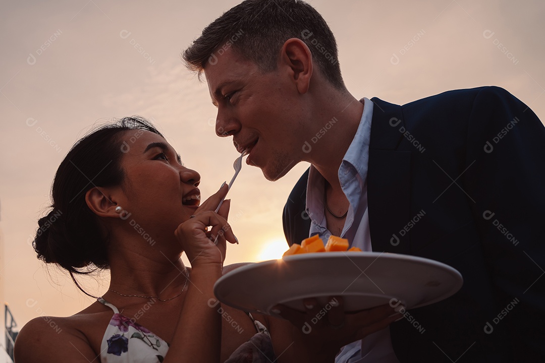 Casal romântico abraçando juntos, homem e mulher desfrutando de lua de mel em iate de luxo.