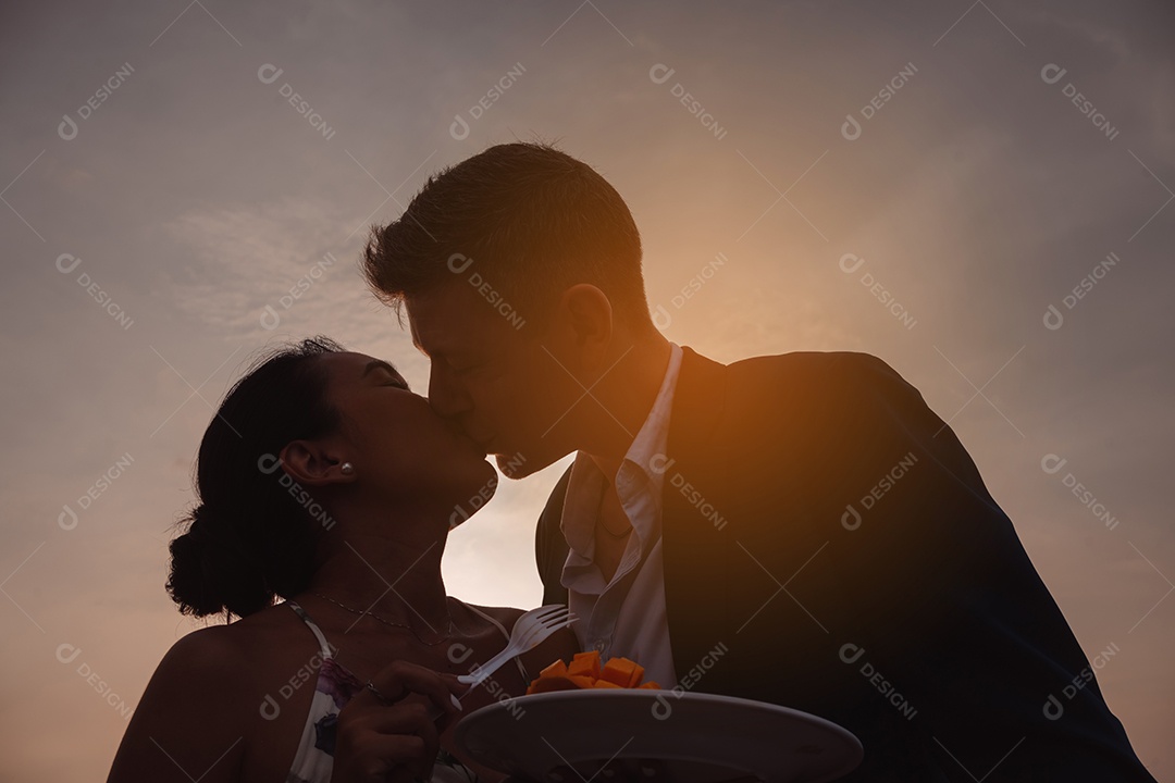 Casal romântico abraçando juntos, homem e mulher desfrutando de lua de mel em iate de luxo.