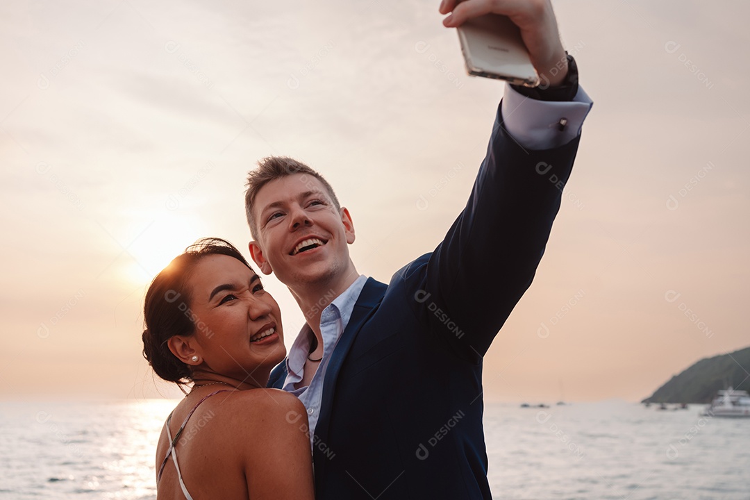 Casal romântico abraçando juntos, homem e mulher desfrutando de lua de mel em iate de luxo.