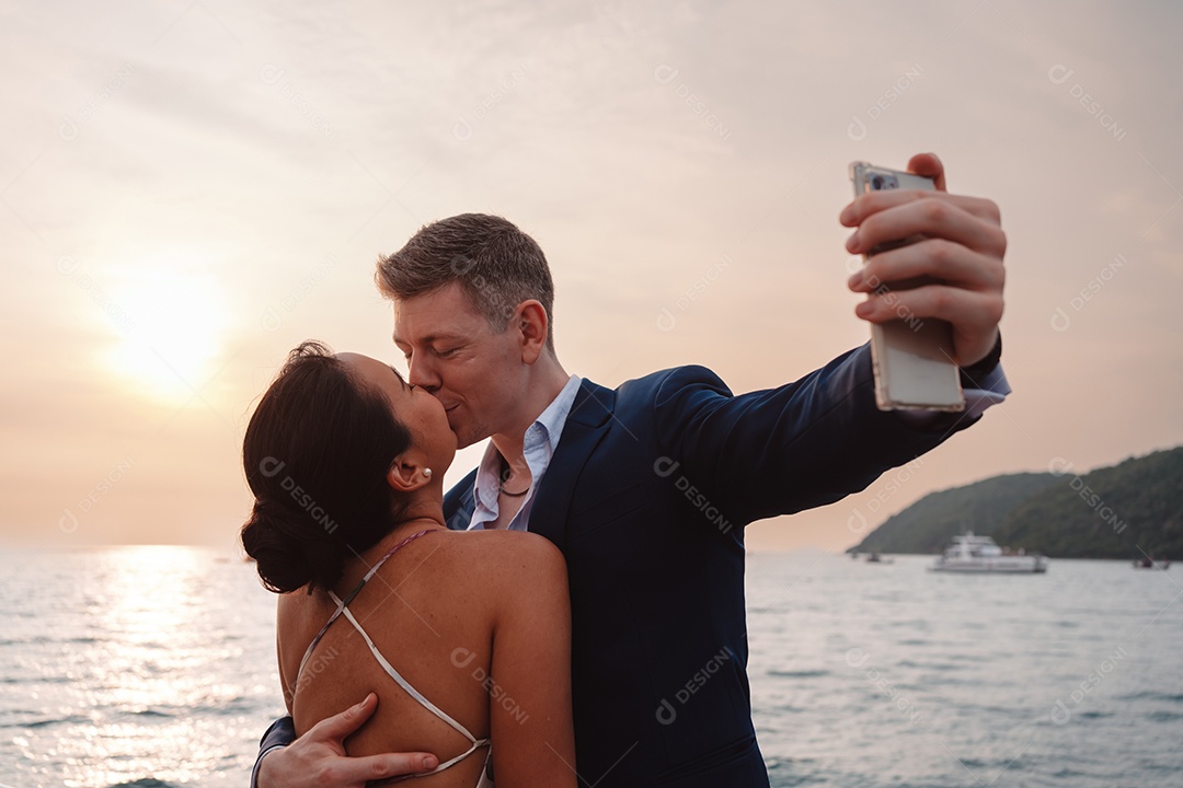 Casal romântico abraçando juntos, homem e mulher desfrutando de lua de mel em iate de luxo.