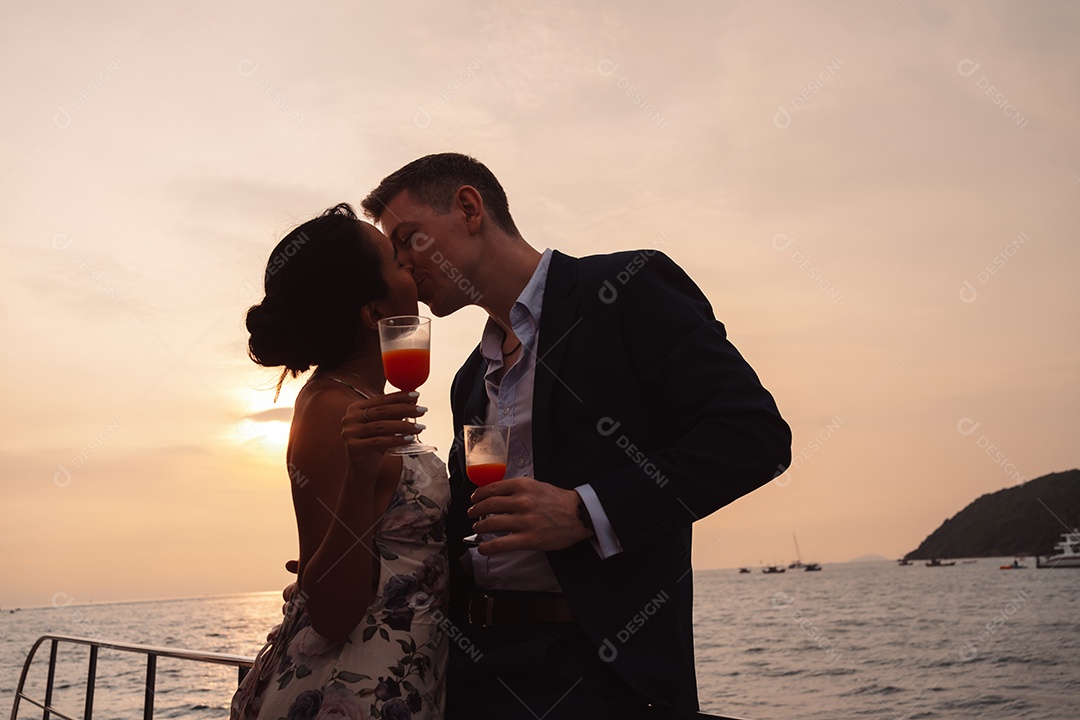 Casal romântico abraçando juntos, homem e mulher desfrutando de lua de mel em iate de luxo.