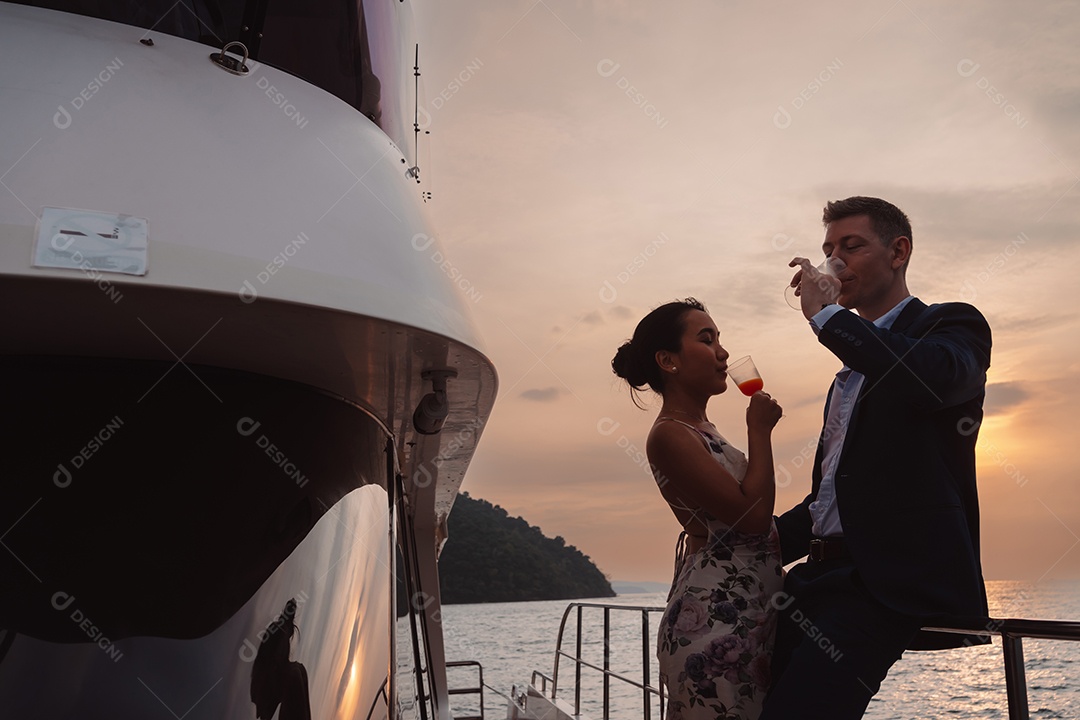 Casal romântico abraçando juntos, homem e mulher desfrutando de lua de mel em iate de luxo.