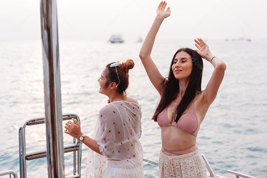 Felizes duas amigas curtindo juntas na praia.