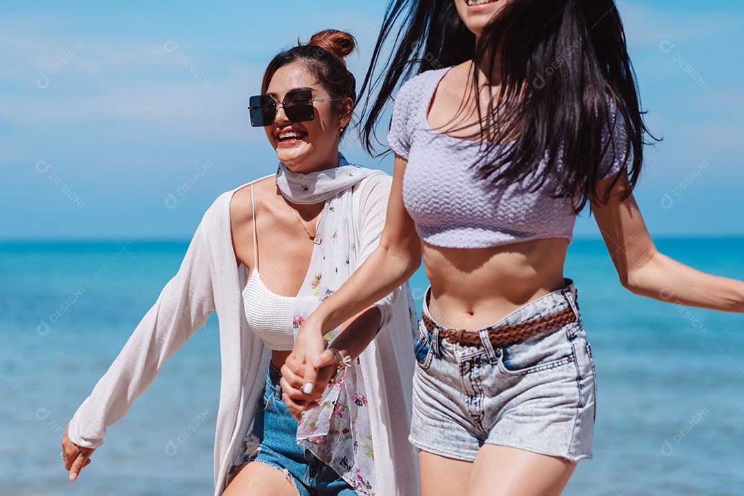 Felizes duas amigas curtindo juntas na praia.