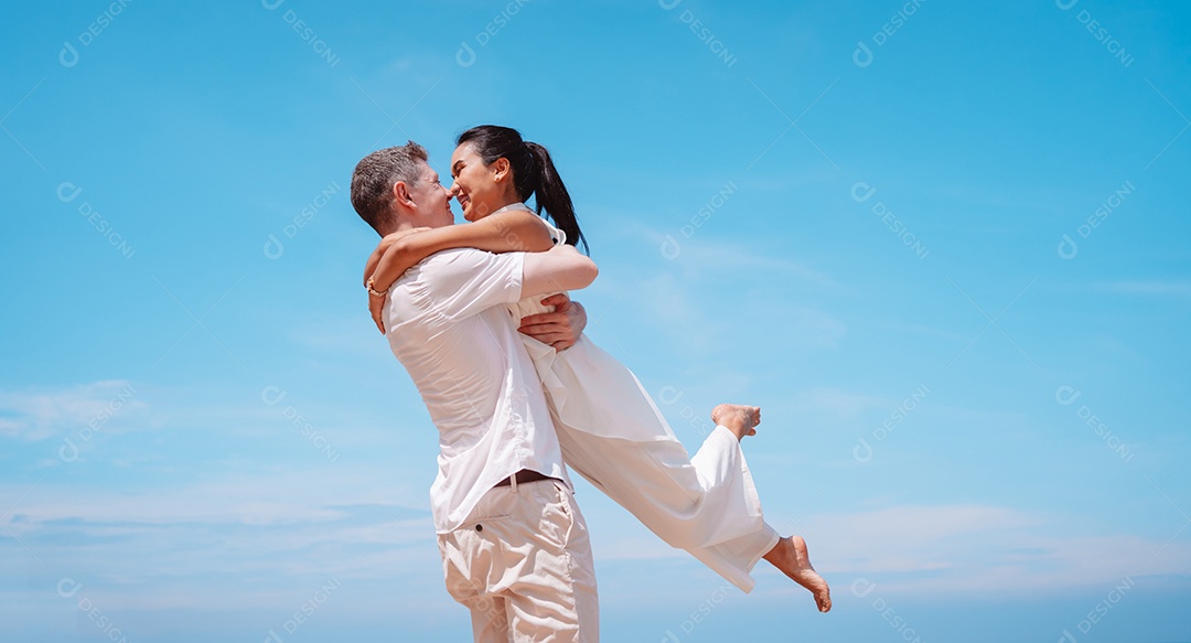 Jovem casal apaixonado ao ar livre.