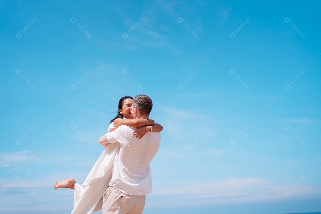 Jovem casal apaixonado ao ar livre.