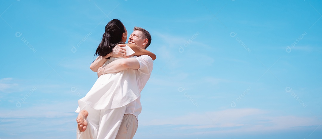 Jovem casal apaixonado ao ar livre.