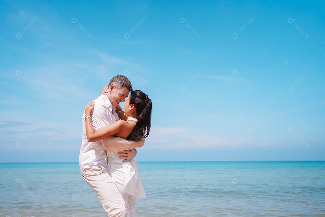 Jovem casal apaixonado ao ar livre.