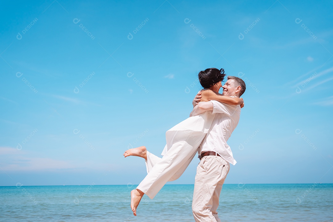 Jovem casal apaixonado ao ar livre.