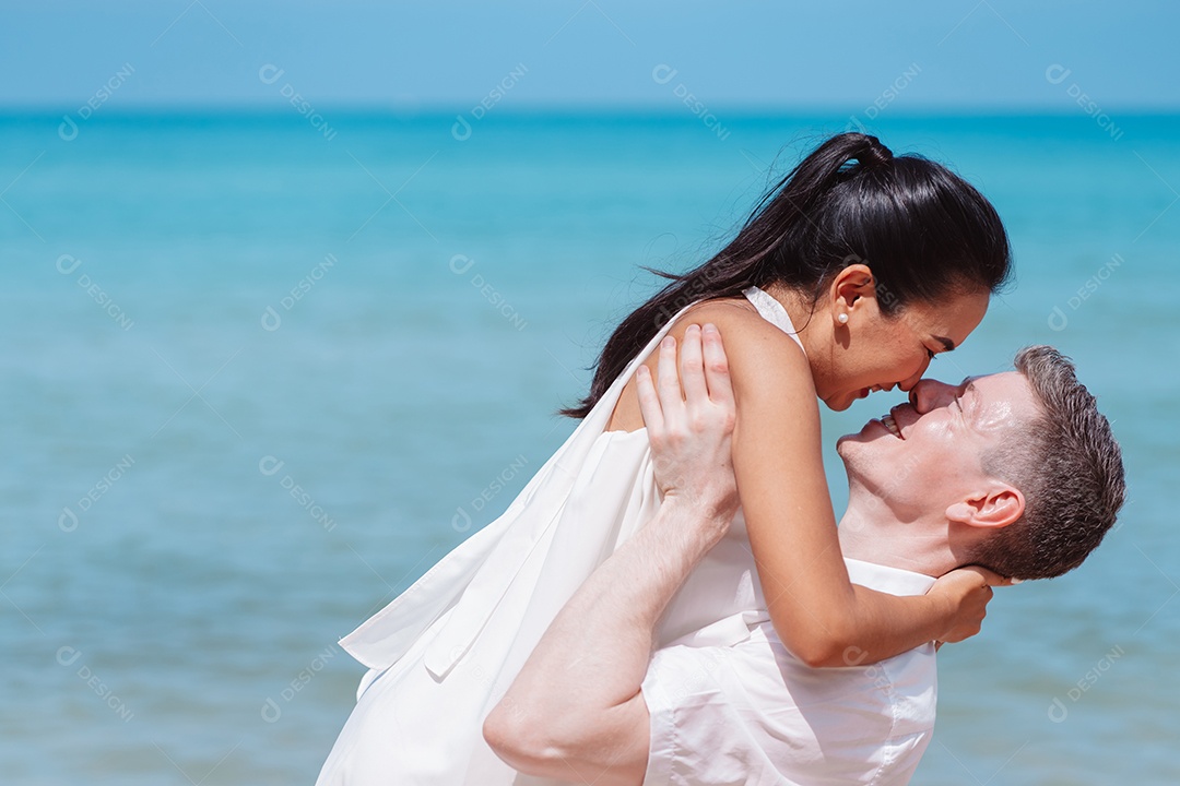 Jovem casal apaixonado ao ar livre.