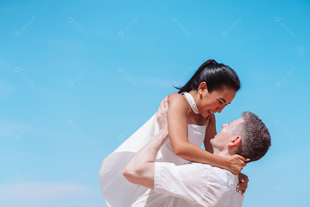 Jovem casal apaixonado ao ar livre.