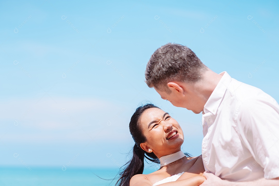 Jovem casal apaixonado ao ar livre.