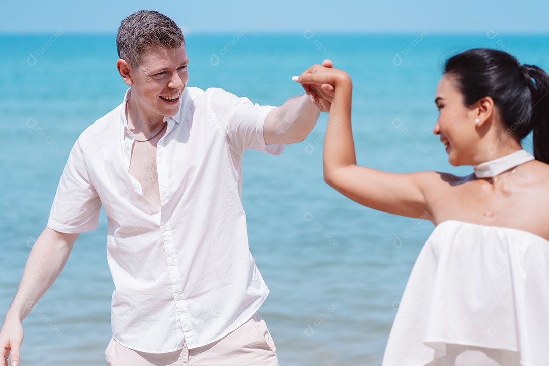 Jovem casal apaixonado ao ar livre.