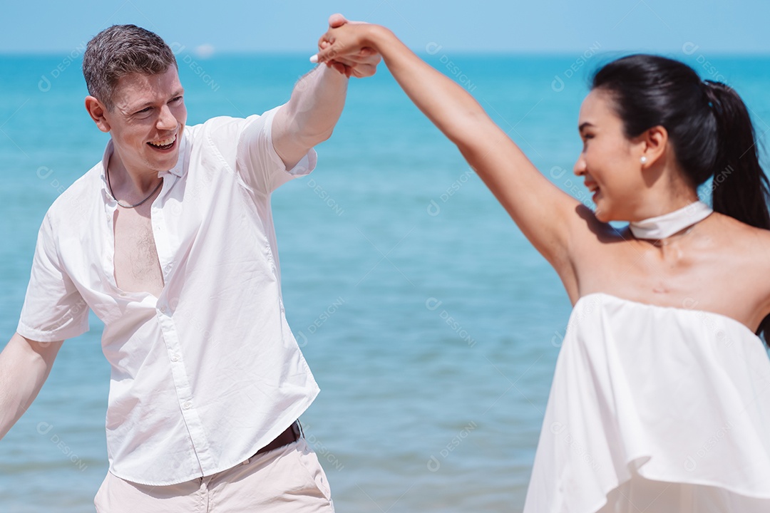 Jovem casal apaixonado ao ar livre.