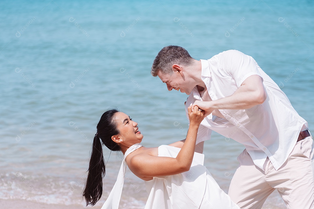 Jovem casal apaixonado ao ar livre.