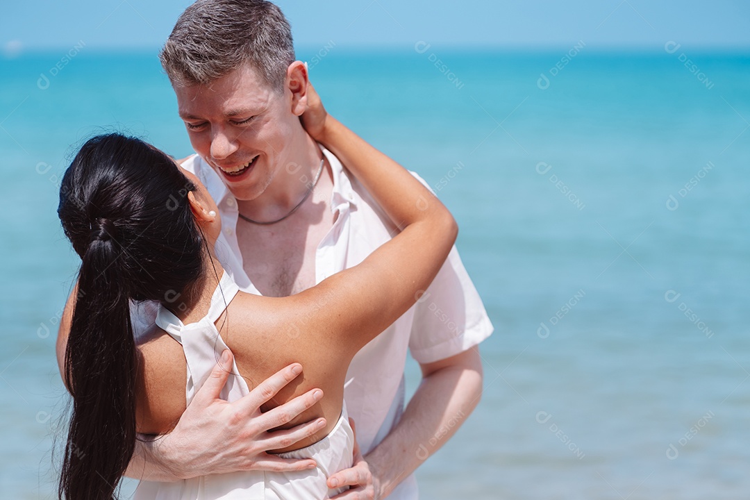 Jovem casal apaixonado ao ar livre.