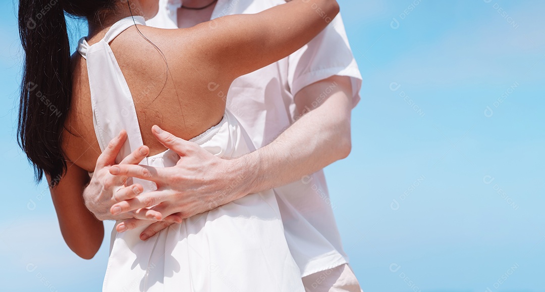 Jovem casal apaixonado ao ar livre.