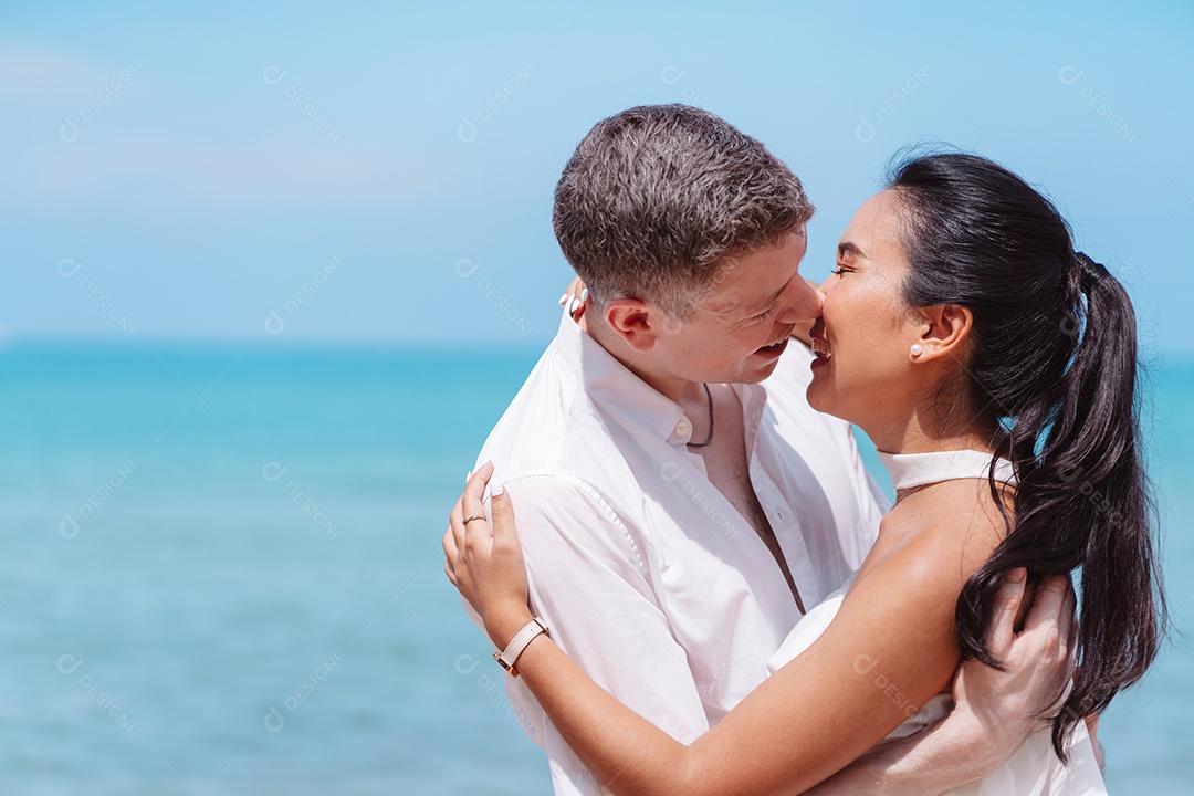 Jovem casal apaixonado ao ar livre.