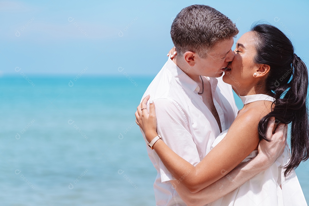 Jovem casal apaixonado ao ar livre.