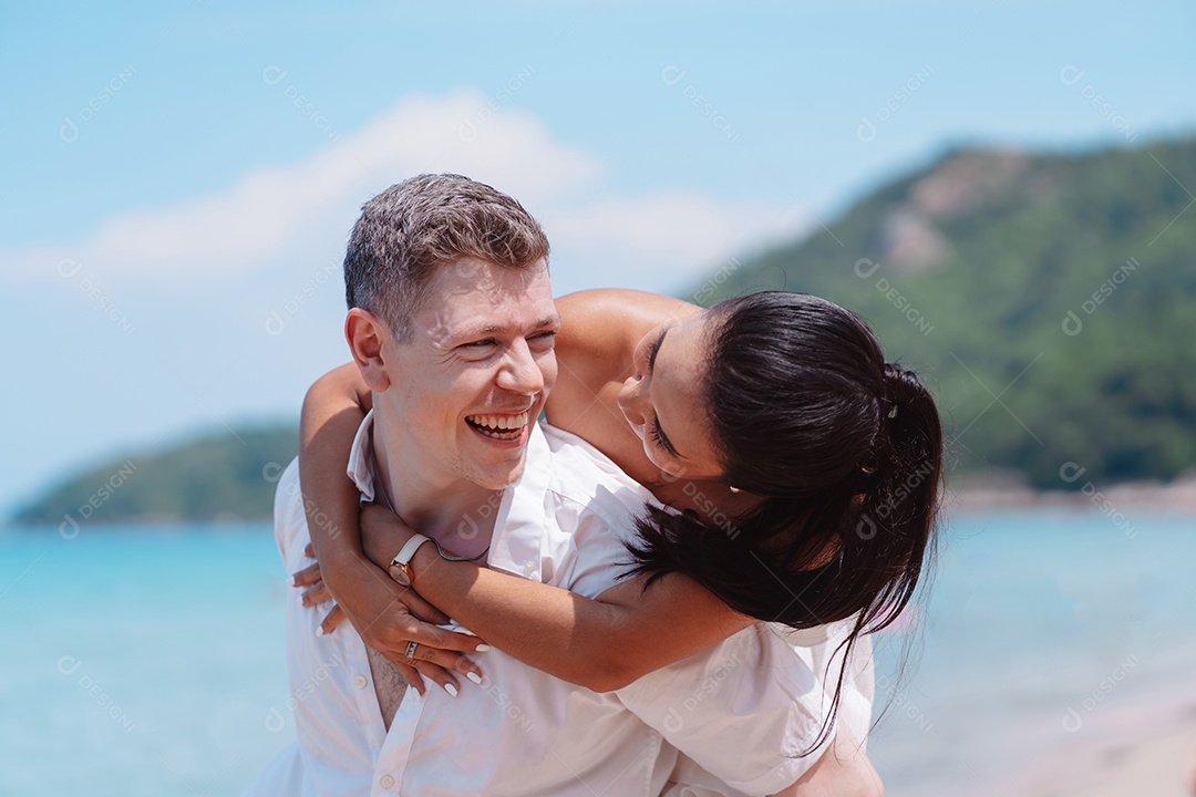 Jovem casal apaixonado ao ar livre.