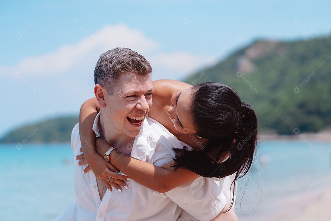 Jovem casal apaixonado ao ar livre.