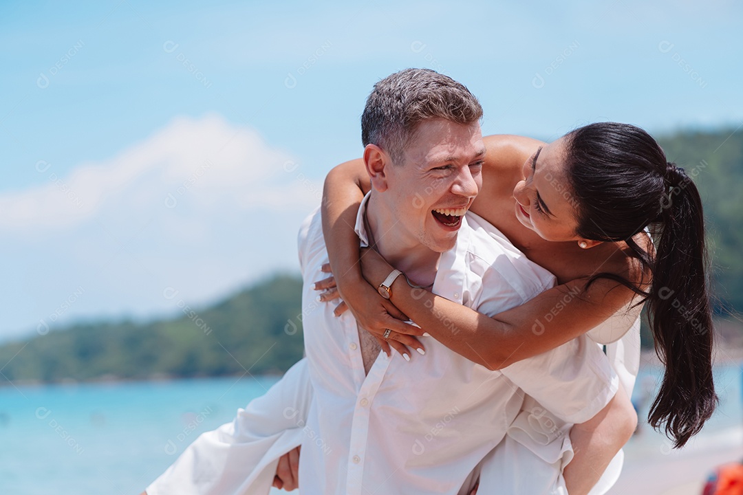 Jovem casal apaixonado ao ar livre.