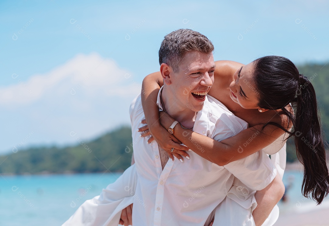 Jovem casal apaixonado ao ar livre.