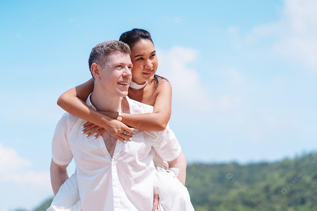 Jovem casal apaixonado ao ar livre.