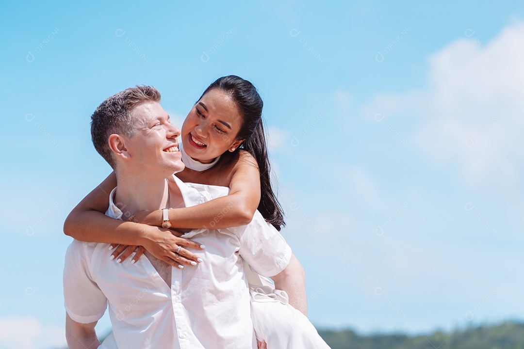 Jovem casal apaixonado ao ar livre.