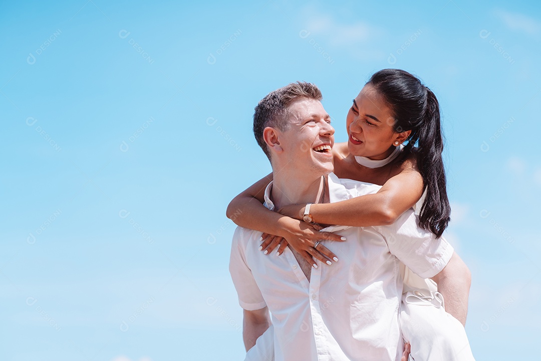 Jovem casal apaixonado ao ar livre.