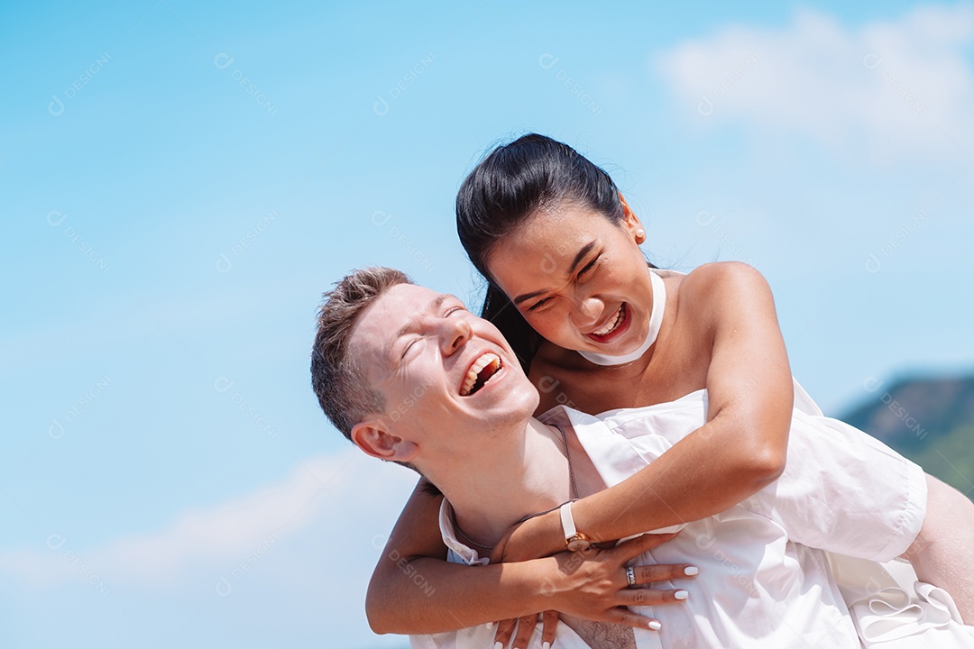 Jovem casal apaixonado ao ar livre.
