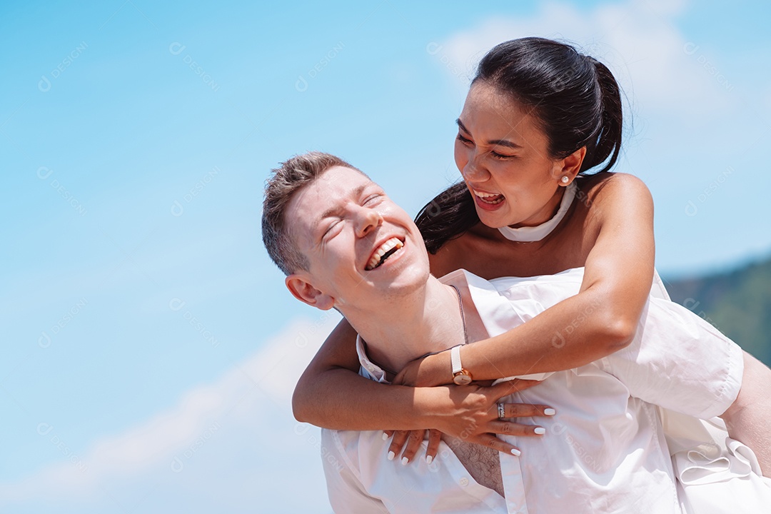 Jovem casal apaixonado ao ar livre.