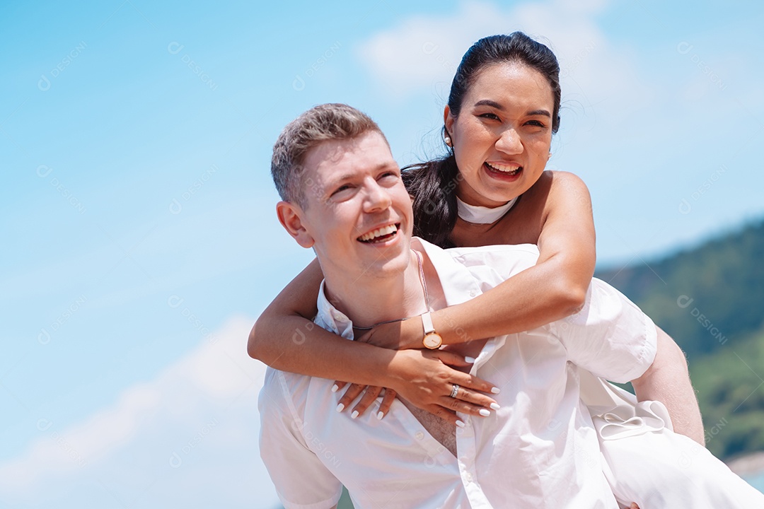 Jovem casal apaixonado ao ar livre.