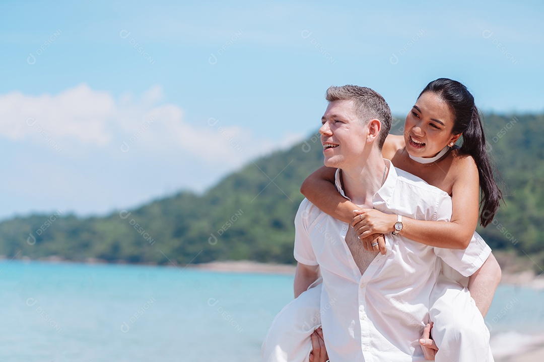 Jovem casal apaixonado ao ar livre.