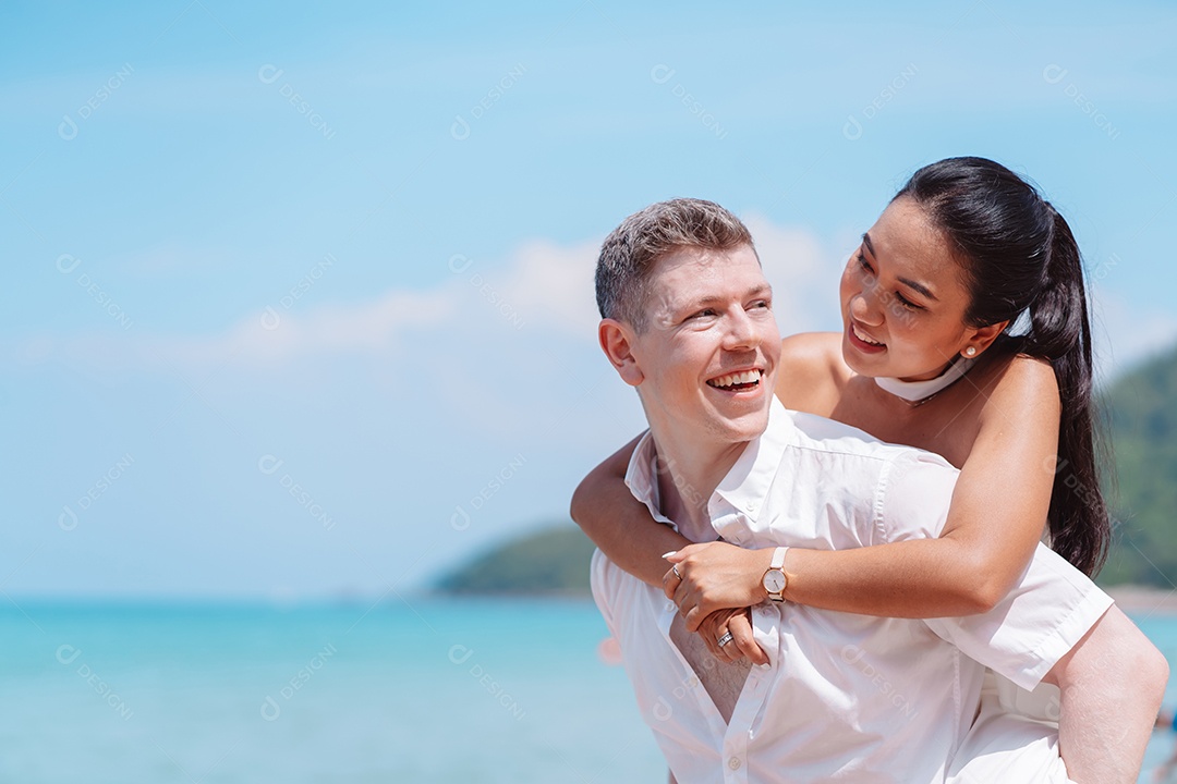 Jovem casal apaixonado ao ar livre.