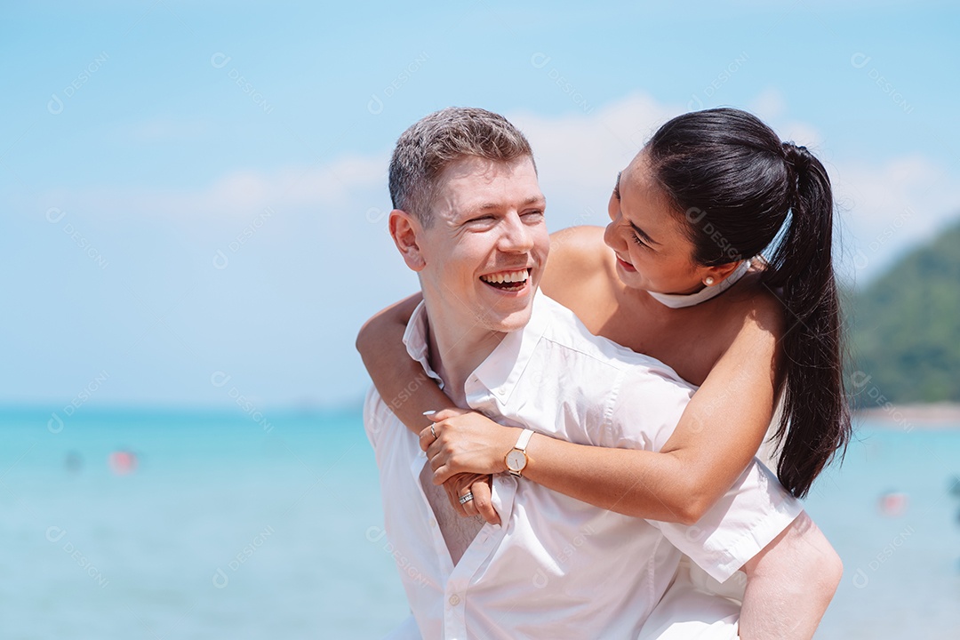 Jovem casal apaixonado ao ar livre.