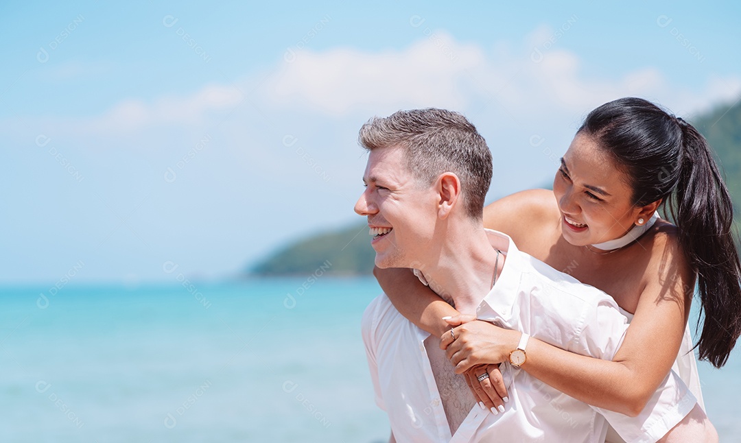 Jovem casal apaixonado ao ar livre.