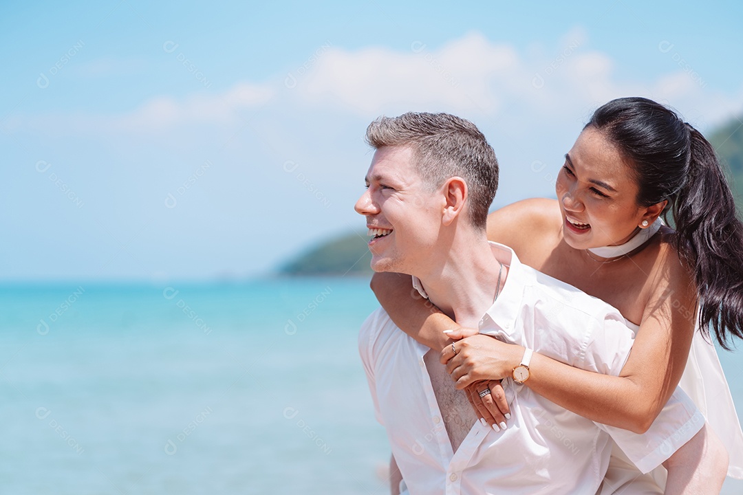 Jovem casal apaixonado ao ar livre.