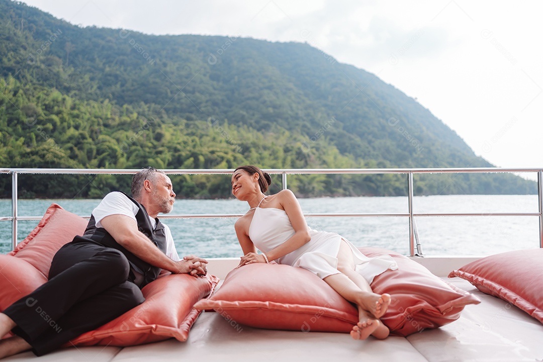 Jovem casal apaixonado ao ar livre.