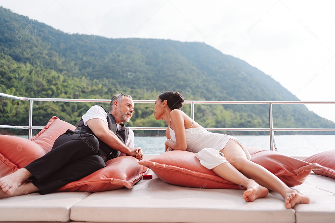 Jovem casal apaixonado ao ar livre.