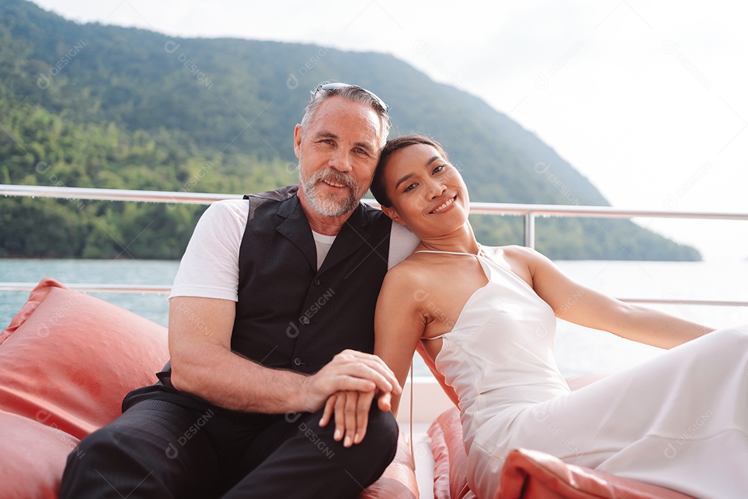 Casal sênior feliz e apaixonado no iate flutuando no mar